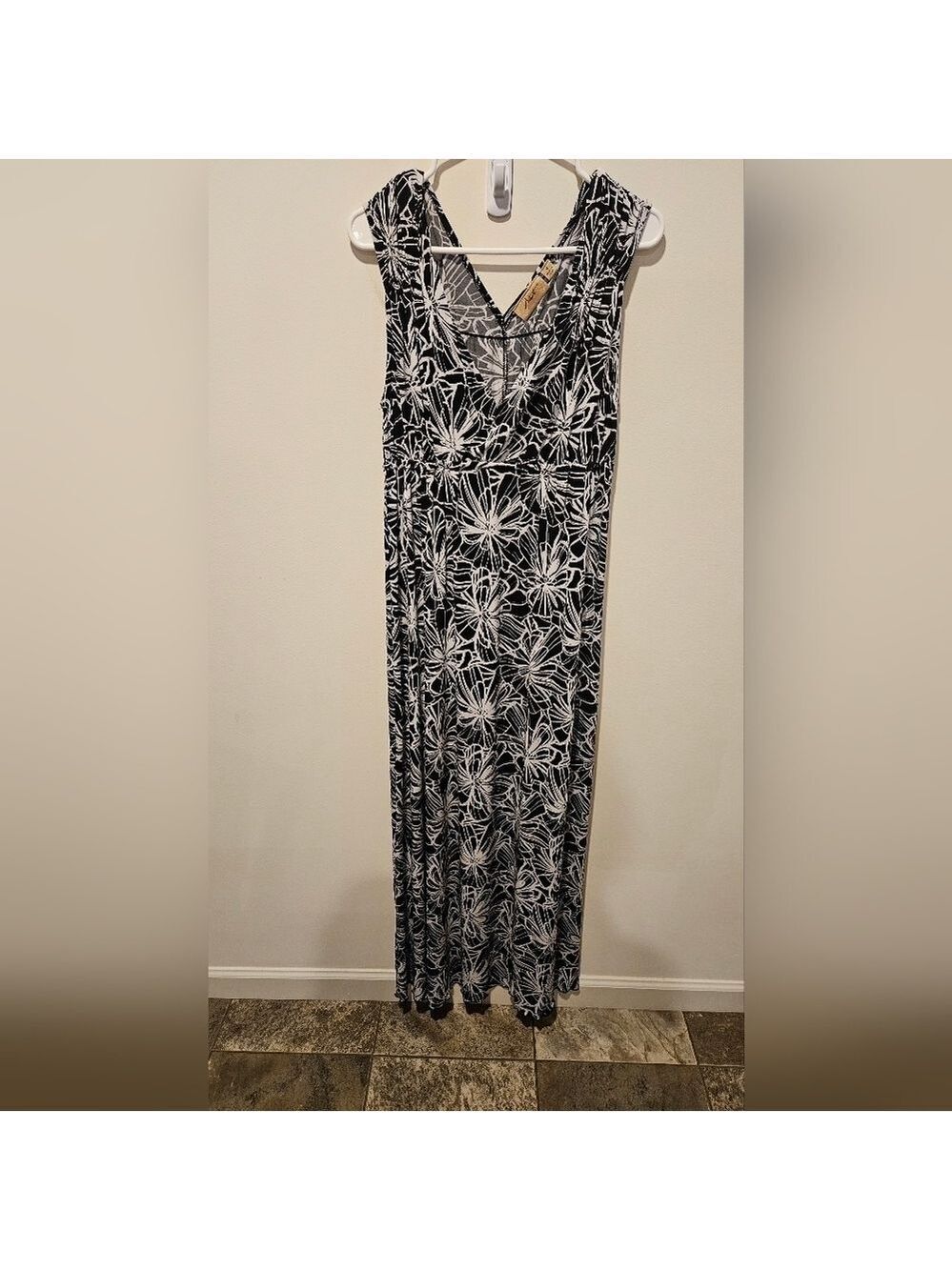 NIOTTO BLACK & WHITE FLORAL PATTERN MAXI DRESS SIZE MEDIUM